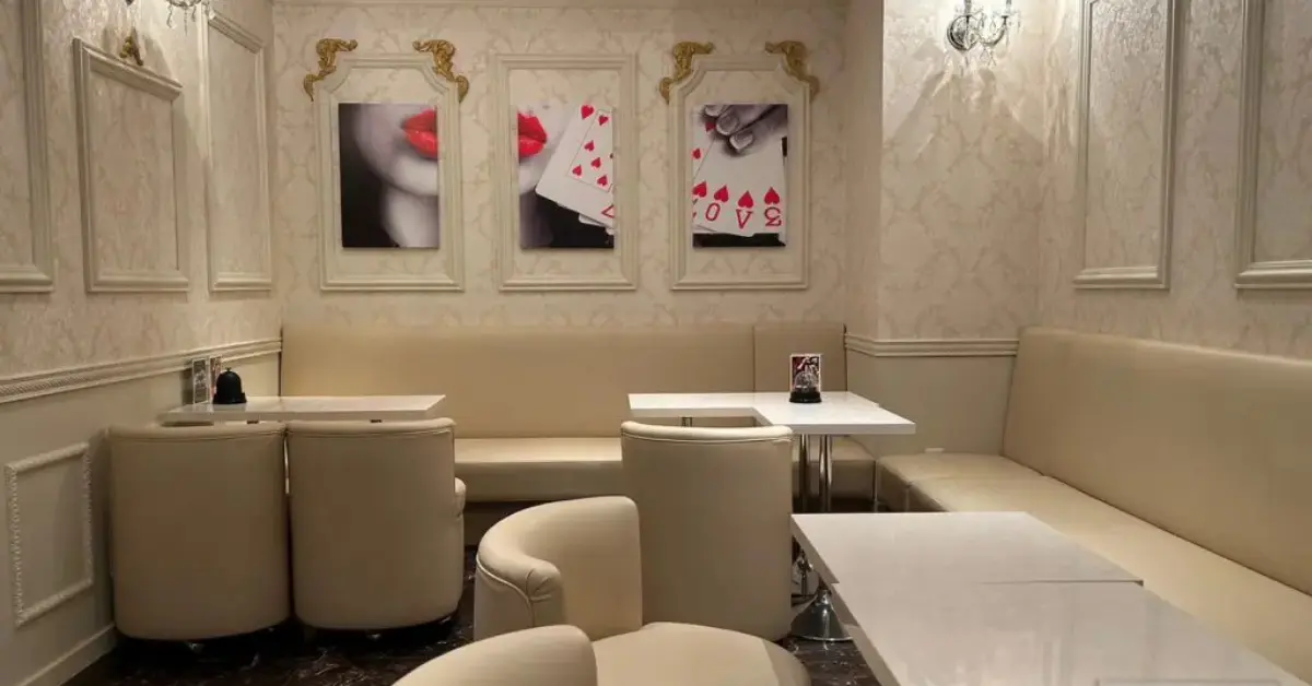 ｛恵比寿 ウィンラウンジ（wynn lounge）｝のメインフロアをソファ側から撮影した店内内装