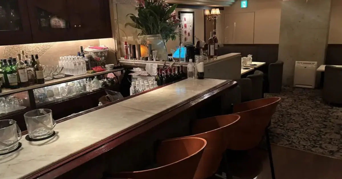 {銀座 久子(ヒサコ)}のカウンター席を撮影した店内内装