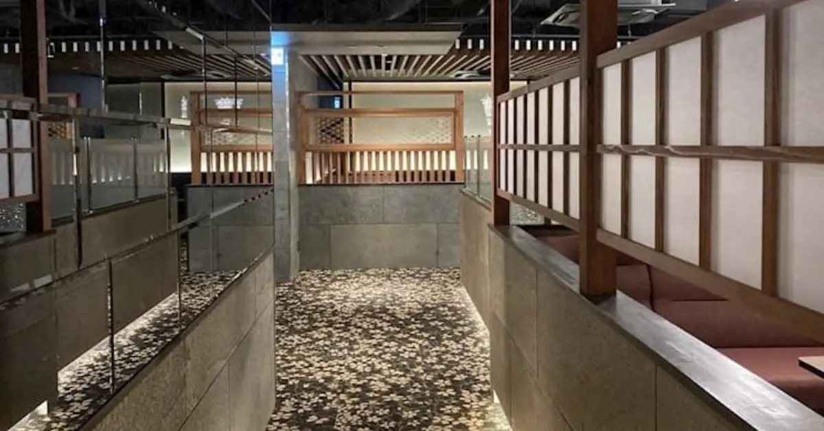 {五反田 新世界 (シンセカイ)}の通路 店内内装
