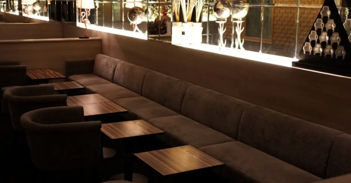 {神田 カメリアビアンコ (camelia bianco)}のメインフロア 店内内装