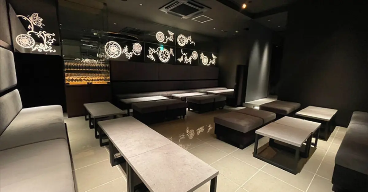 {赤坂 ラウンジ(AKASAKA lounge)}のメインフロアをソファ側から撮影した店内内装