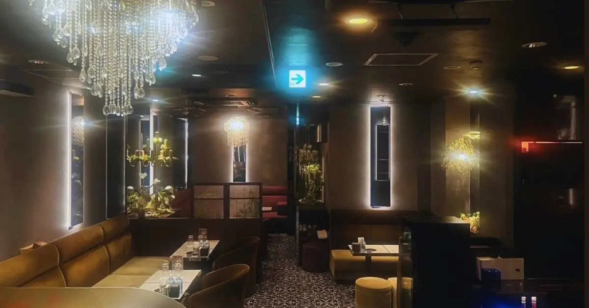 ｛銀座 コーテリー（coterie）｝のメインフロアをテーブル側から撮影した店内内装