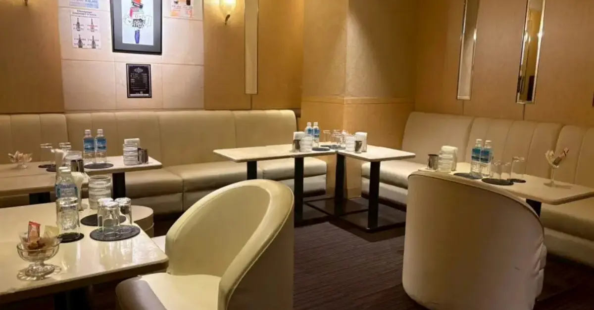 ｛銀座 銀（ギン）｝のメインフロアをテーブル側から撮影した店内内装
