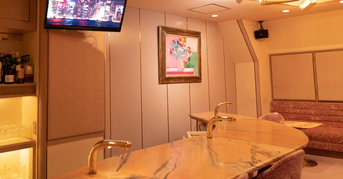｛銀座 ギンコイ（Gin-koi）｝のカウンター席を撮影した店内内装