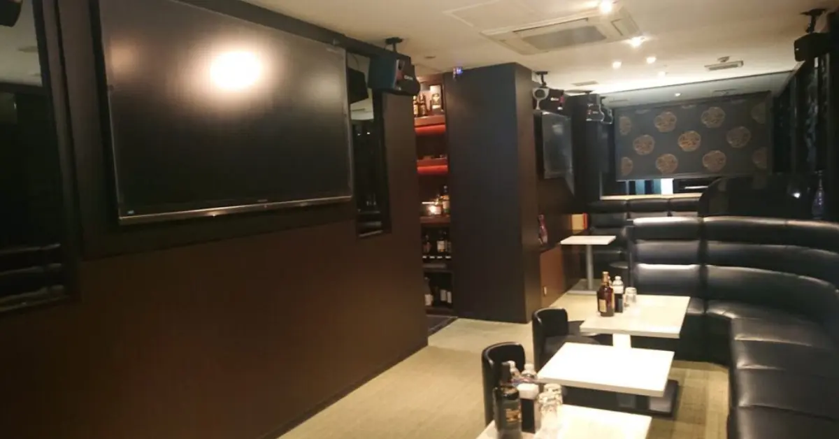 {銀座 ソウ(sou)}のメインフロアをソファ側から撮影した店内内装