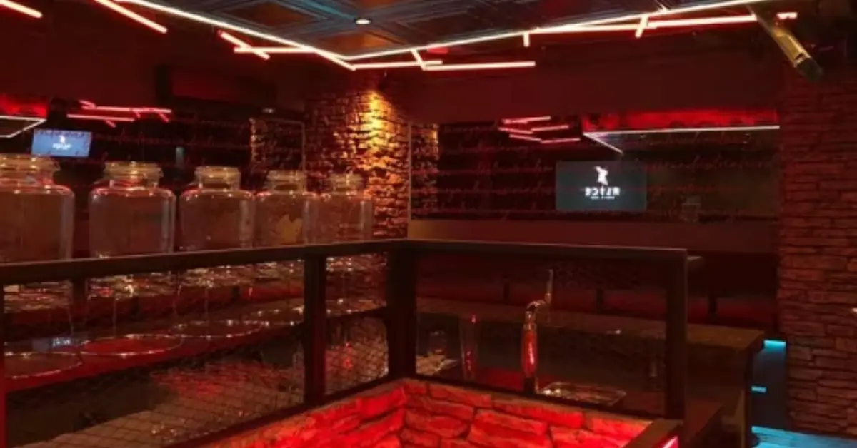 船橋アリスのメインフロア(店内内装・カウンター側から撮影) - ガールズバー体入バイト求人
