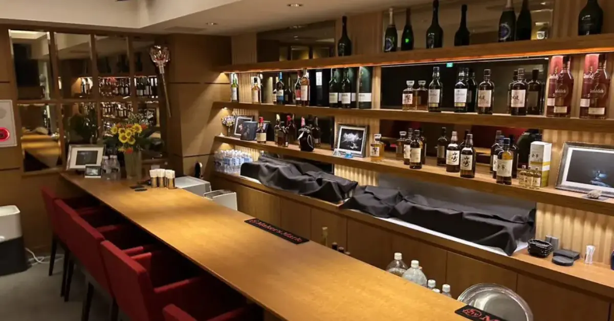 ｛銀座 游水（ユウスイ）｝のカウンターを撮影した店内内装