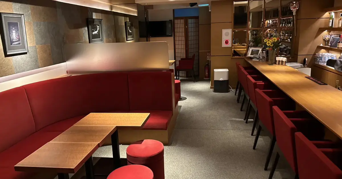 ｛銀座 游水（ユウスイ）｝のメインフロアを撮影した店内内装