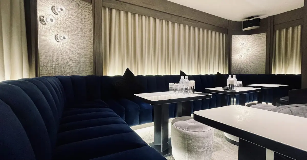 ｛銀座 サロン・ド・ムッシュ （Salon de Monsieur）｝の個室VIPルーム 店内内装