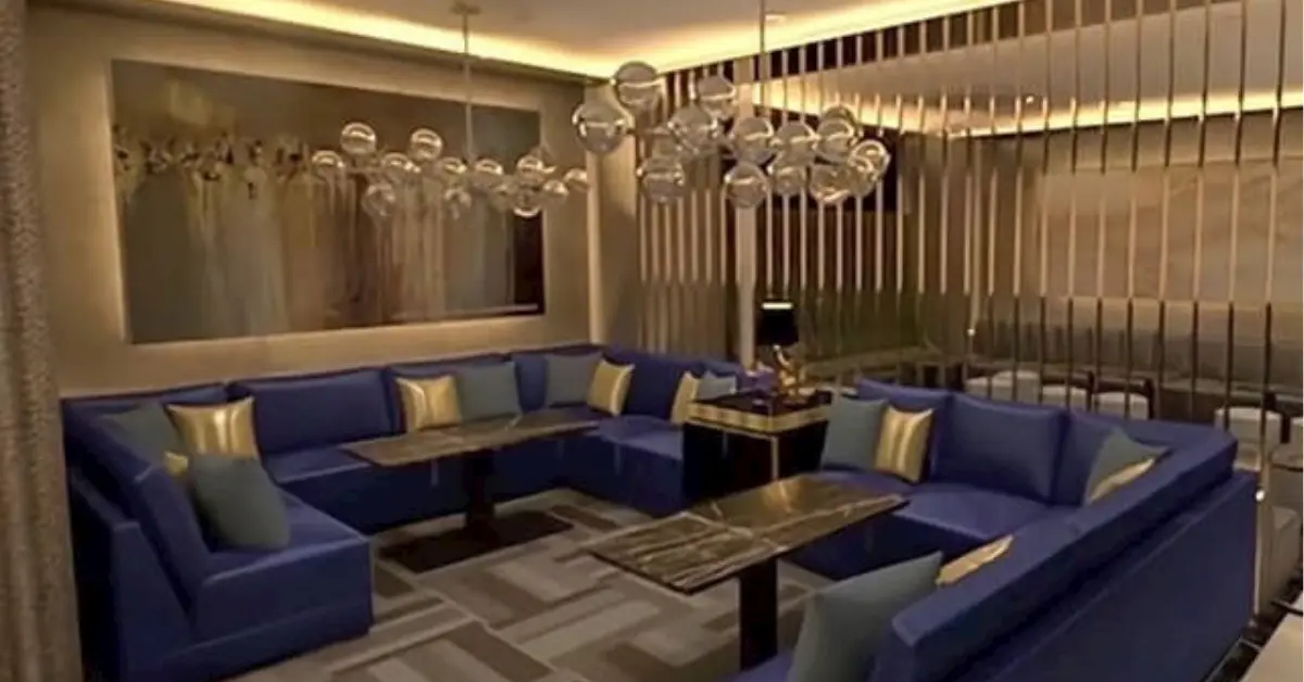 船橋ラウンジM（Lounge M）のメインフロアを通路側から撮影した店内内装