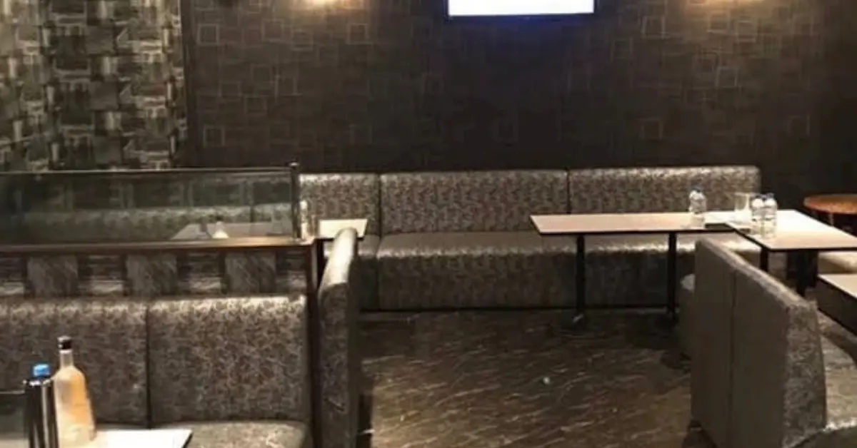 千葉富士見町ディライト（Club Delight）のメインフロアを通路側から撮影した店内内装
