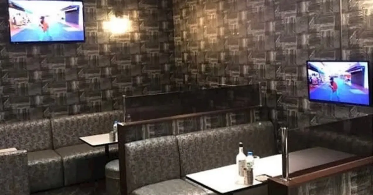 千葉富士見町ディライト（Club Delight）のメインフロアをテーブル側から撮影した店内内装