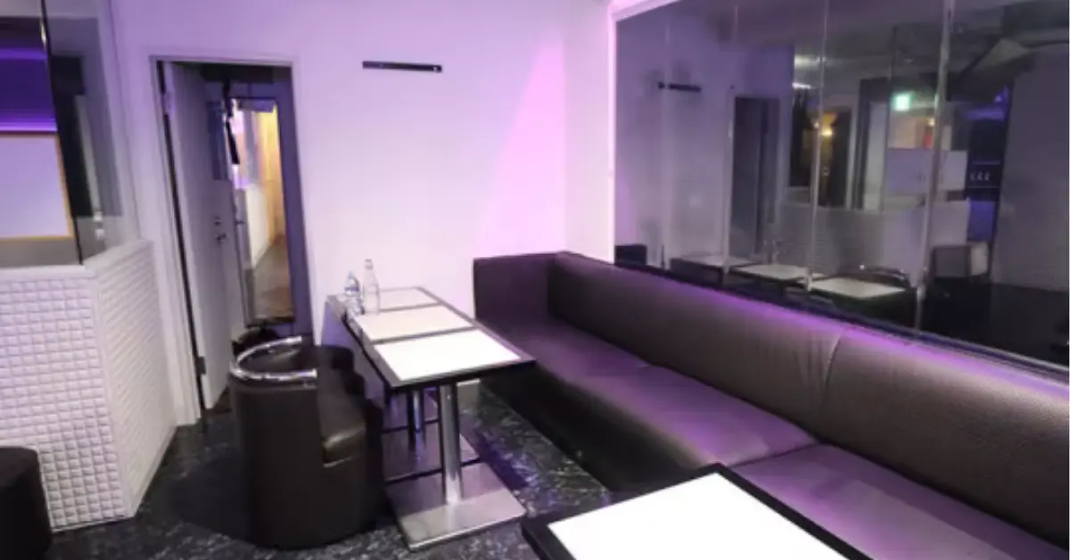 千葉富士見町スザク(CLUB SUZAKU)のメインフロアを通路側から撮影した店内内装
