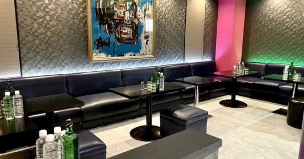 千葉みゆき通りクレヨン(CLUB CRAYON)のメインフロアを通路側から撮影した店内内装