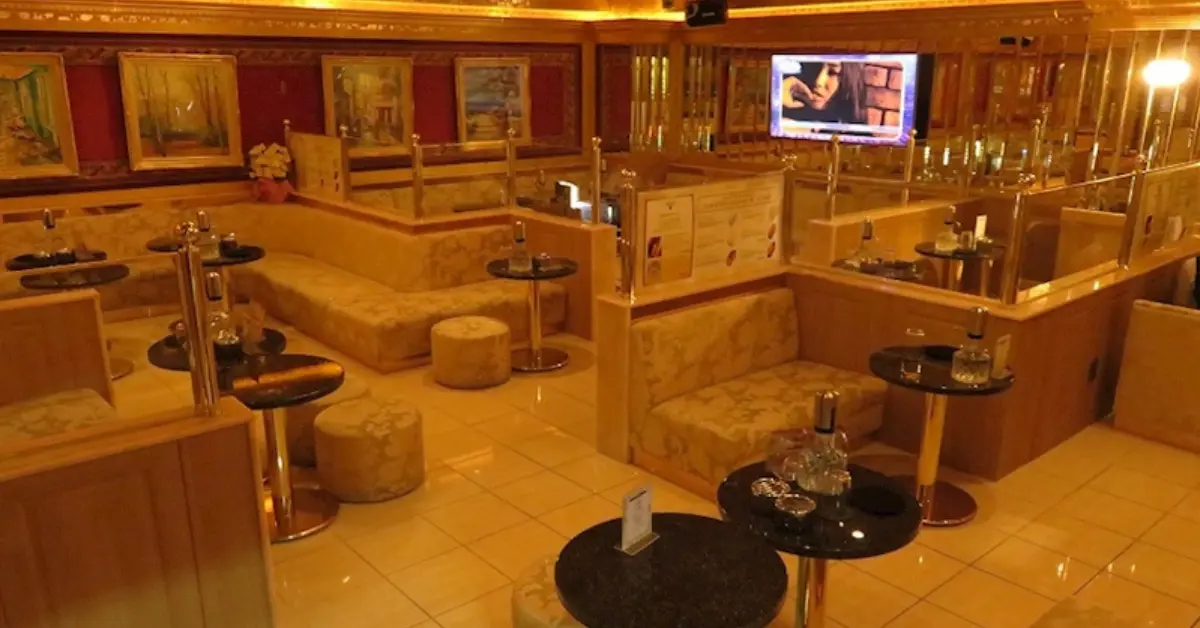 船橋クリスタルシューズ（Club Crystal Shoes）のメインフロアを通路側から撮影した店内内装