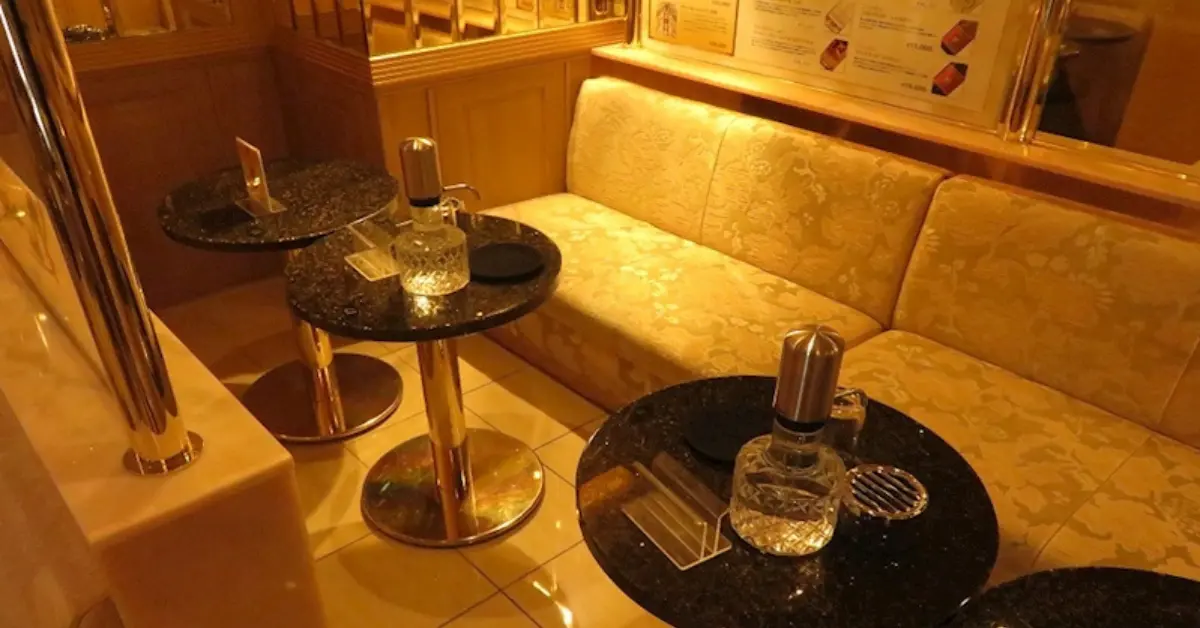 船橋クリスタルシューズ（Club Crystal Shoes）のメインフロアをテーブル側から撮影した店内内装