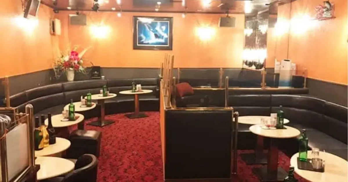 船橋トゥルース(T-TRUTH - ティトゥルース)のメインフロアを通路側から撮影した店内内装