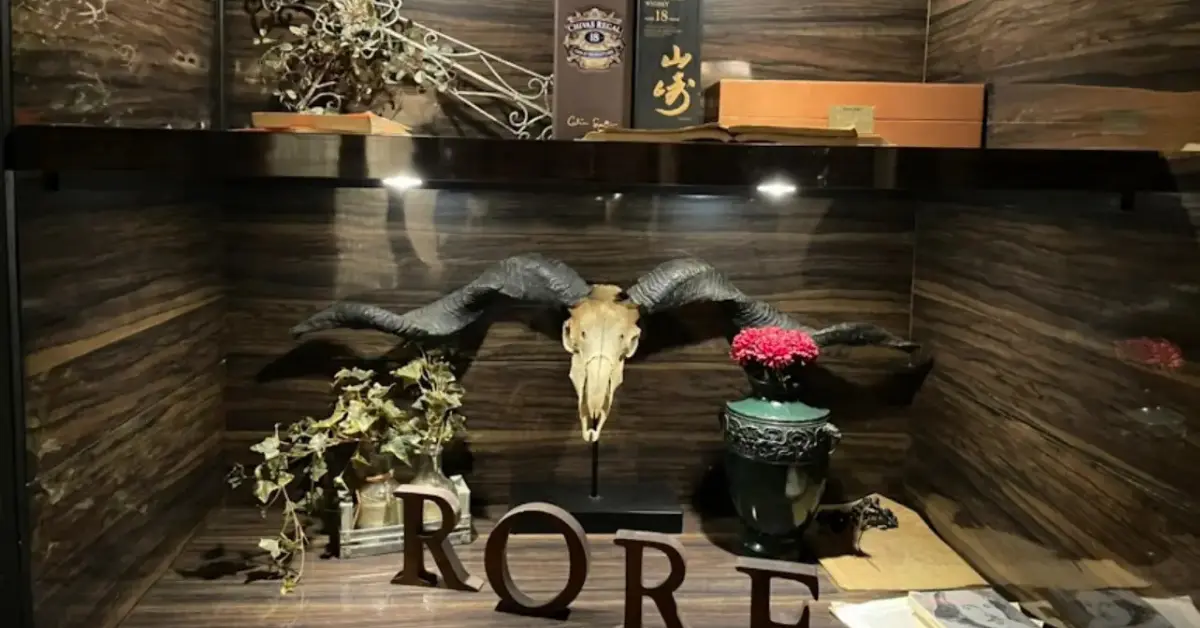 市川ロアー（RORE）の個室VIPルームを入り口側から撮影した店内内装