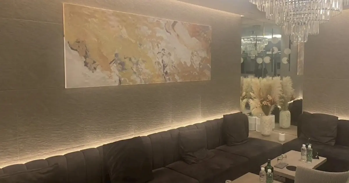 柏バロール（CLUB VALOR）のメインフロアを通路側から撮影した店内内装