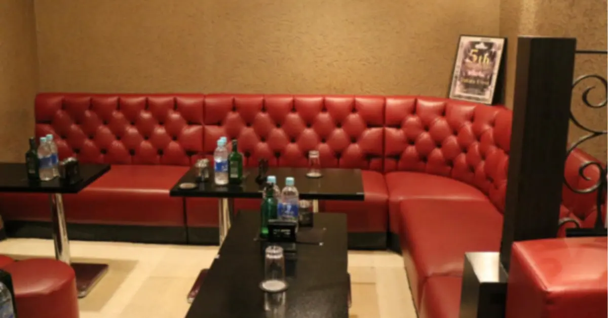 津田沼クラウン（LOUNGE CROWN）のメインフロアを通路側から撮影した店内内装