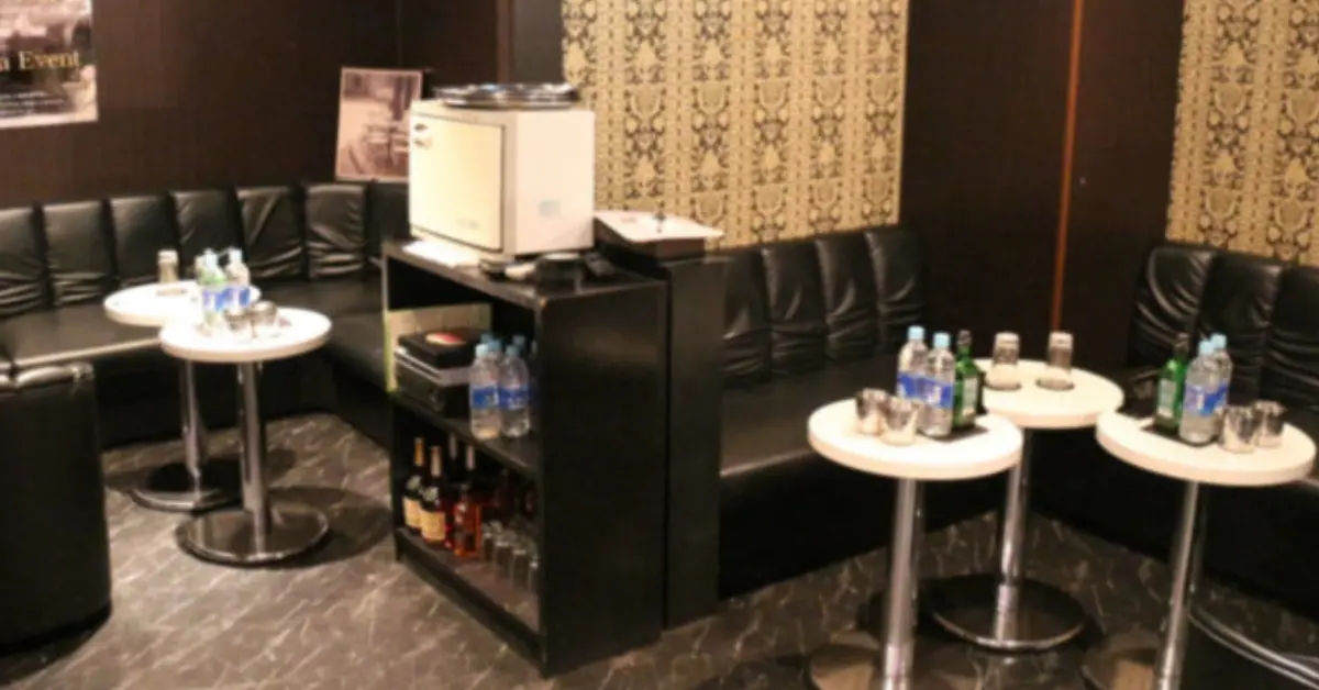 津田沼クラウン（LOUNGE CROWN）のメインフロアをカウンター側から撮影した店内内装