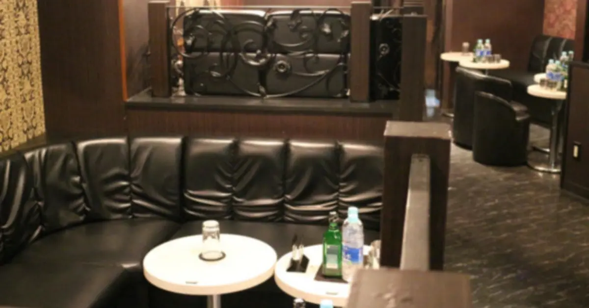 津田沼クラウン（LOUNGE CROWN）のメインフロアをソファ側から撮影した店内内装