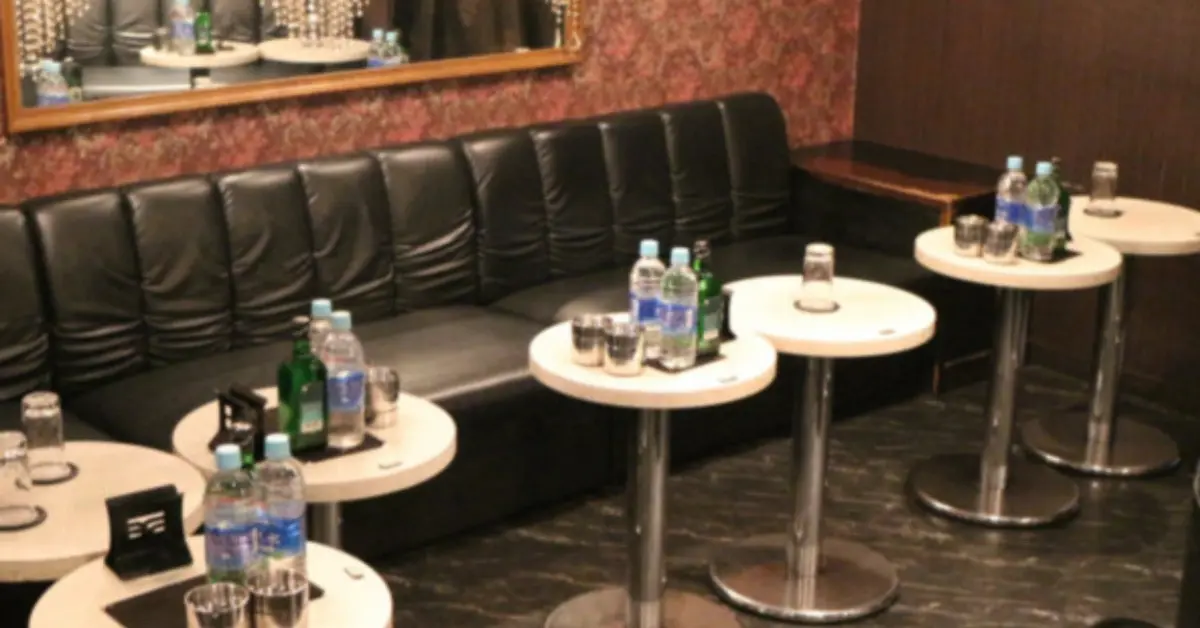 津田沼クラウン（LOUNGE CROWN）のメインフロアをテーブル側から撮影した店内内装