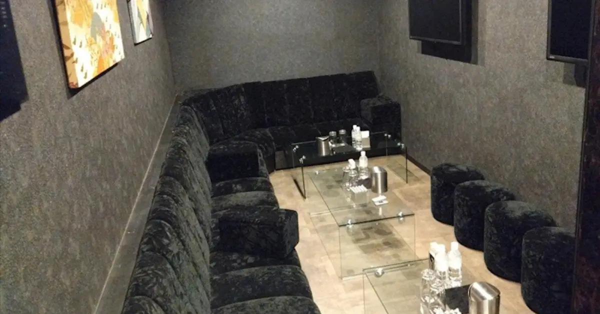 津田沼ミヤビ(CLUB 雅)の個室VIPルームをソファ側から撮影した店内内装