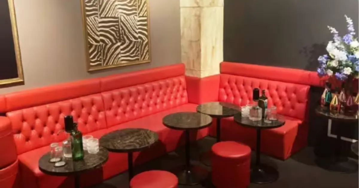 千葉富士見町ハナ(SNACK & LOUNGE 花)のメインフロアを通路側から撮影した店内内装