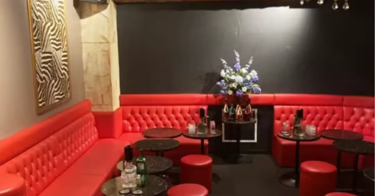 千葉富士見町ハナ(SNACK & LOUNGE 花)のメインフロアを撮影した店内内装