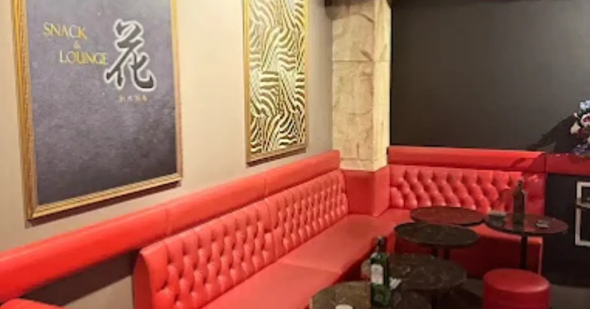 千葉富士見町ハナ(SNACK & LOUNGE 花)のメインフロアをソファ側から撮影した店内内装