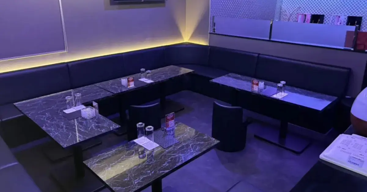 千葉富士見町セレーネ（Club Selene）のメインフロアをソファ側から撮影した店内内装