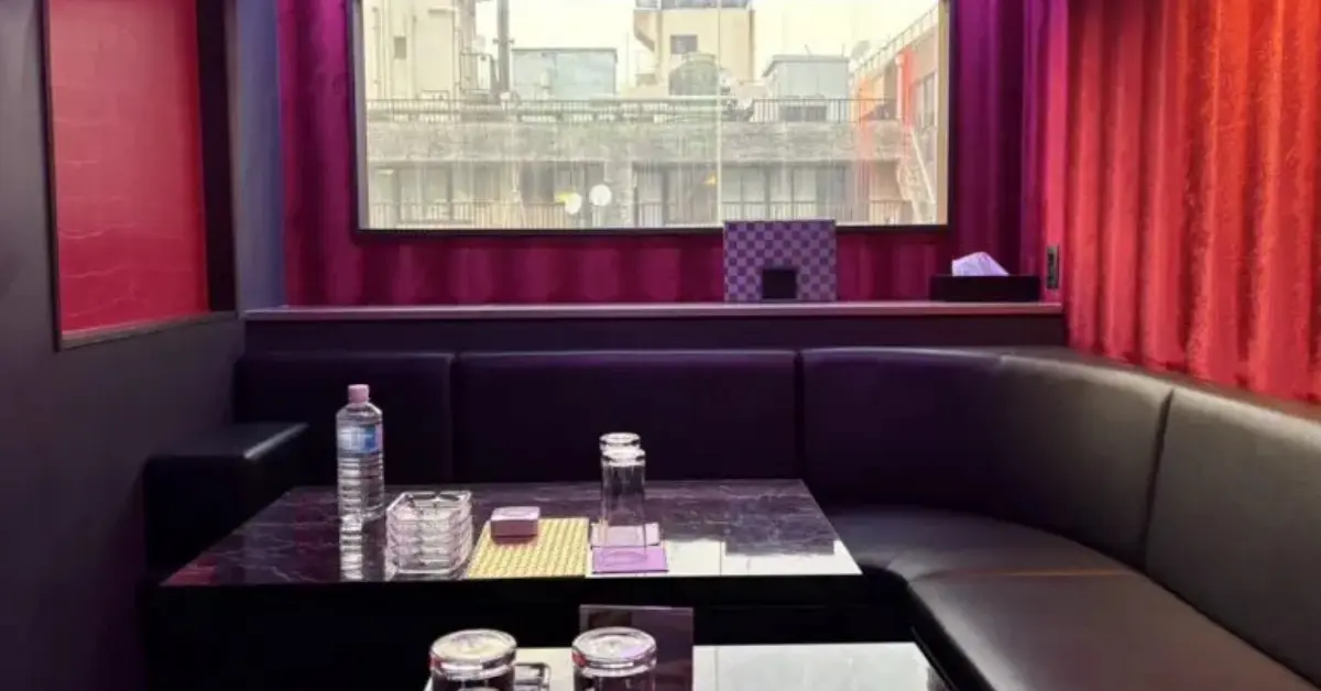 千葉富士見町セレーネ（Club Selene）の個室VIPルームをテーブル側から撮影した店内内装