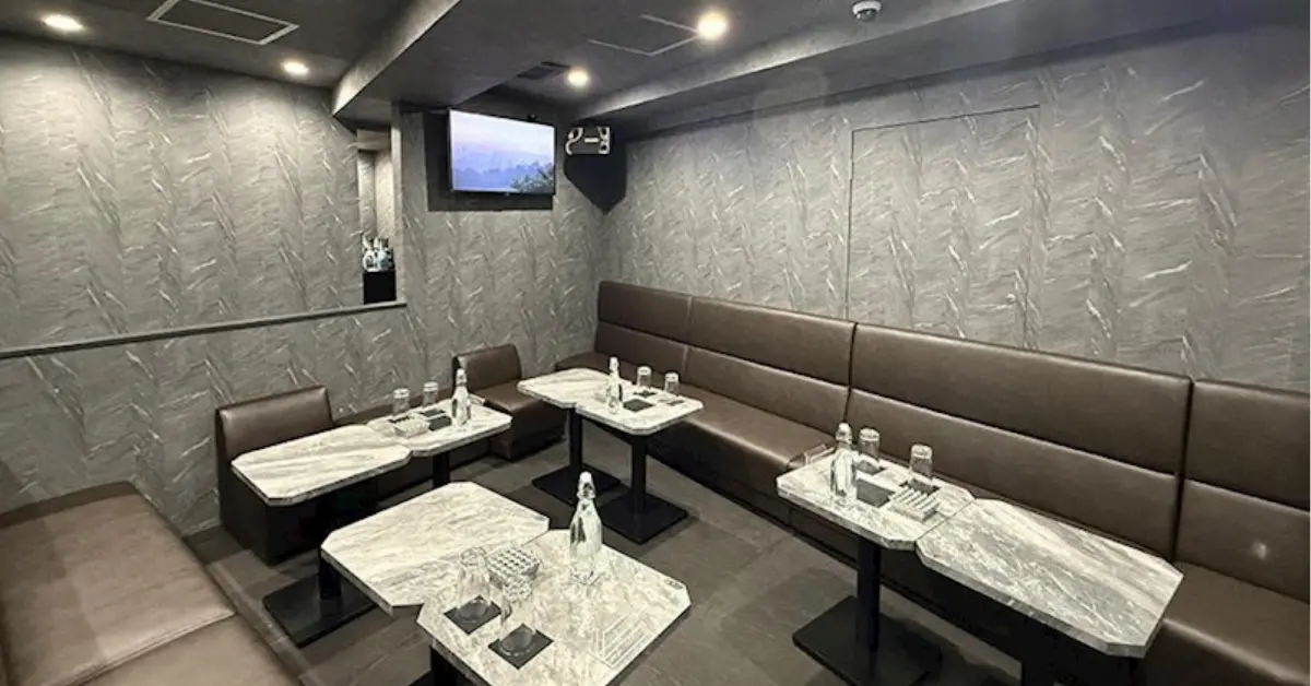 船橋ルアン（CLUB Luen）のメインフロアをソファ側から撮影した店内内装