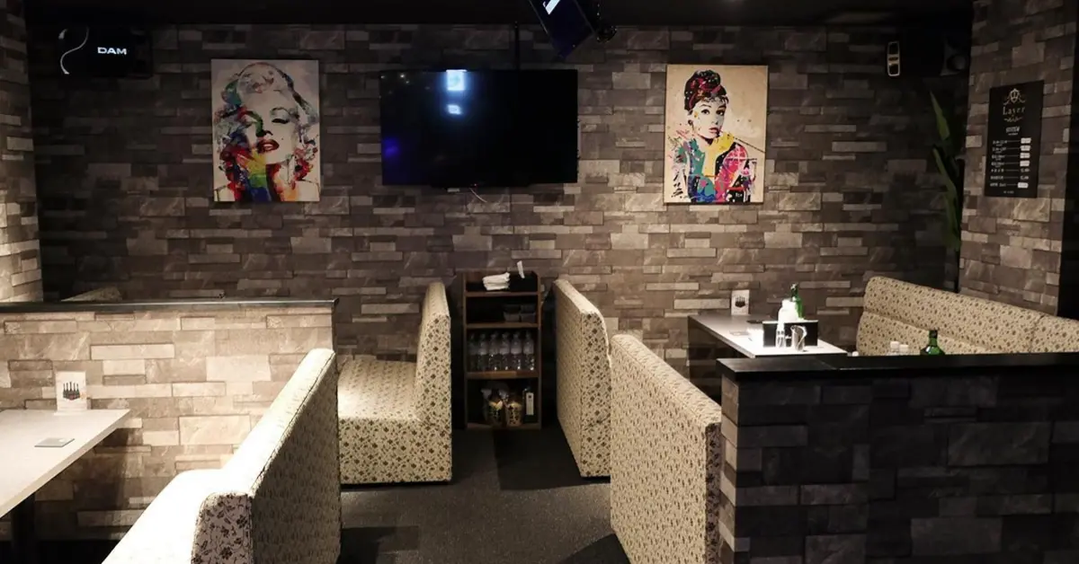 松戸レイア（Layer）のメインフロアを通路側から撮影した店内内装