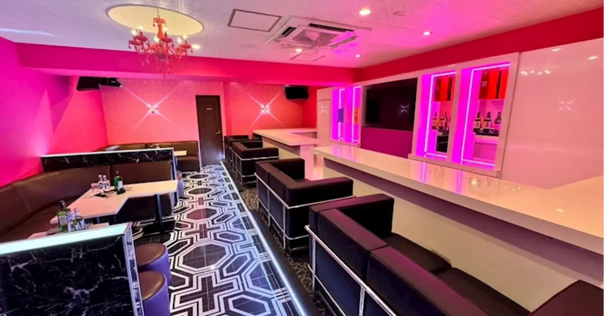 成田メロウ（Mellow）のメインフロアをソファ側から撮影した店内内装