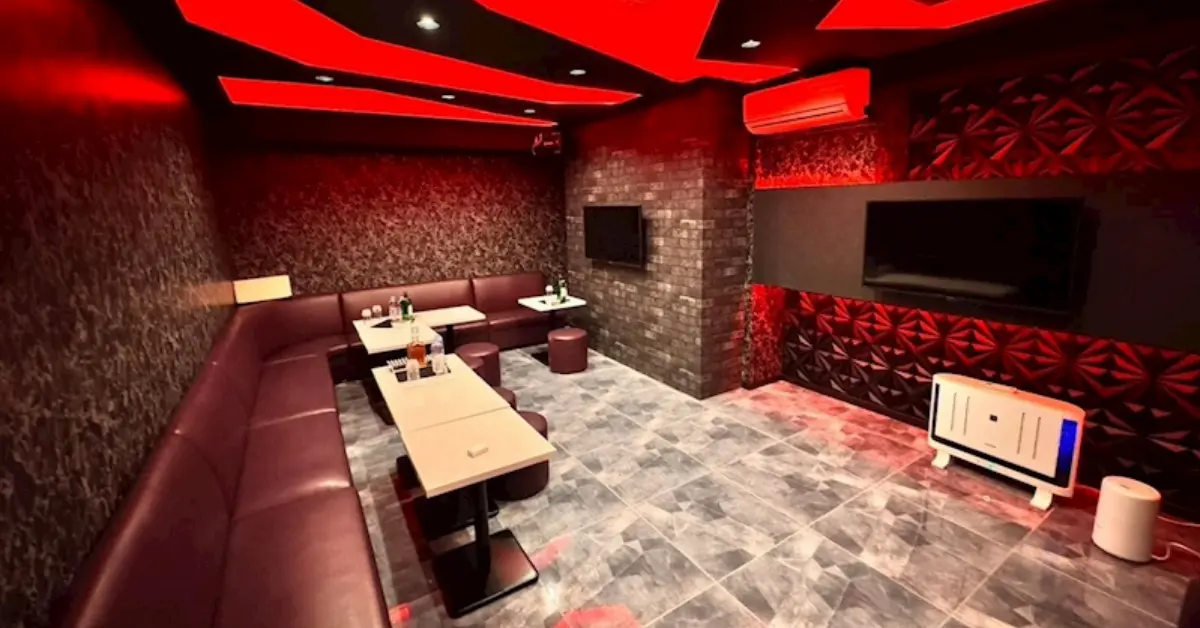 成田メロウ（Mellow）のVIPルームをソファ側から撮影した店内内装