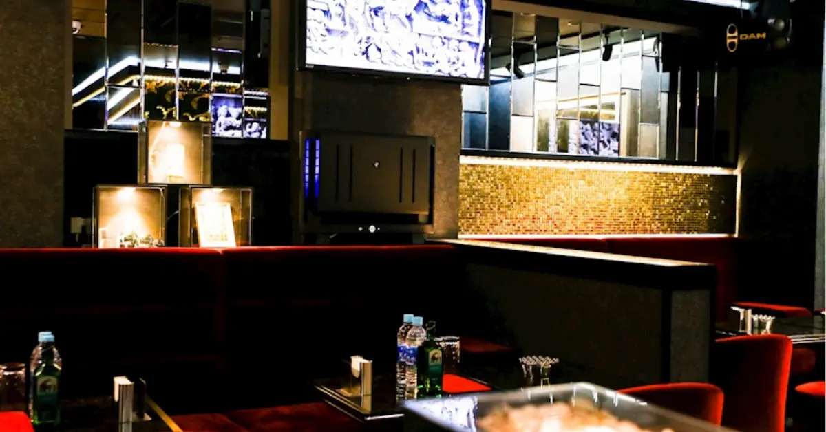 日暮里ミダス(CLUB MIDAS)のメインフロアを入り口側から撮影した店内内装