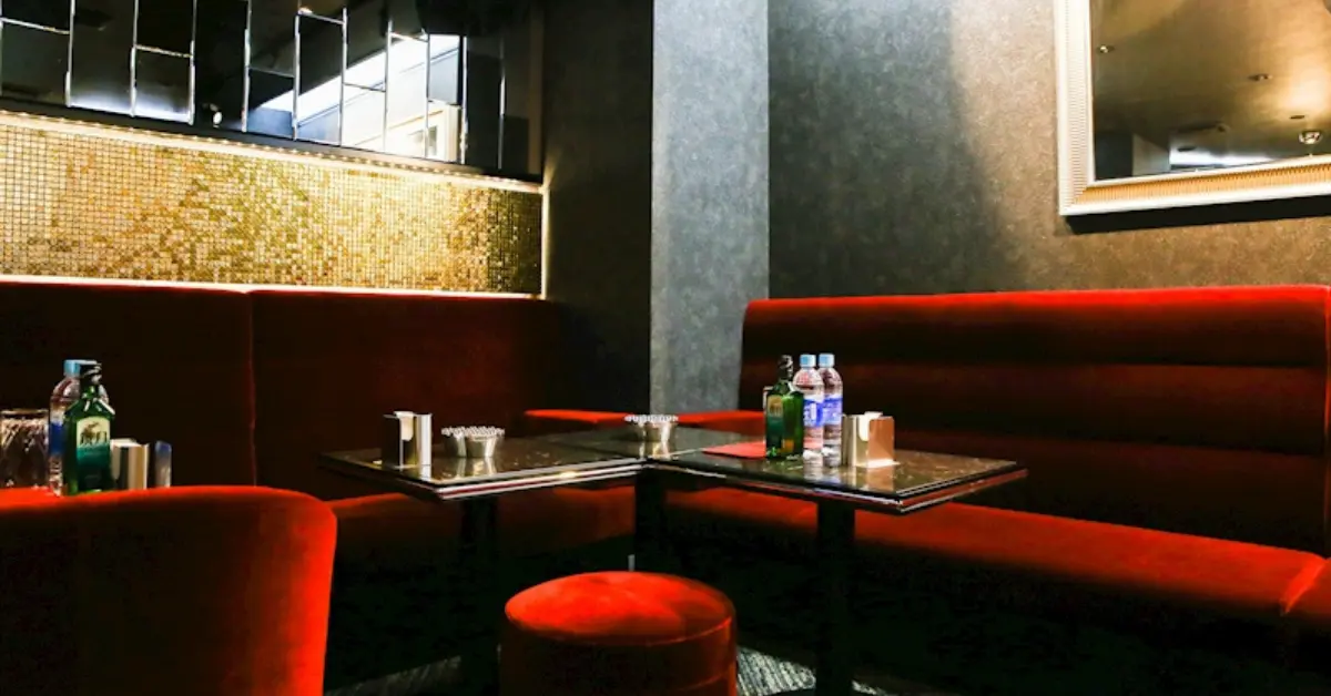日暮里ミダス(CLUB MIDAS)のメインフロアをソファ側から撮影した店内内装