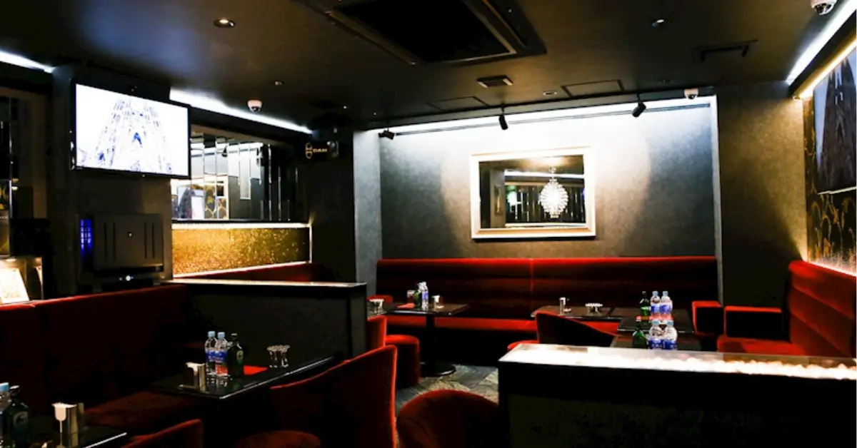 日暮里ミダス(CLUB MIDAS)のメインフロアをテーブル側から撮影した店内内装