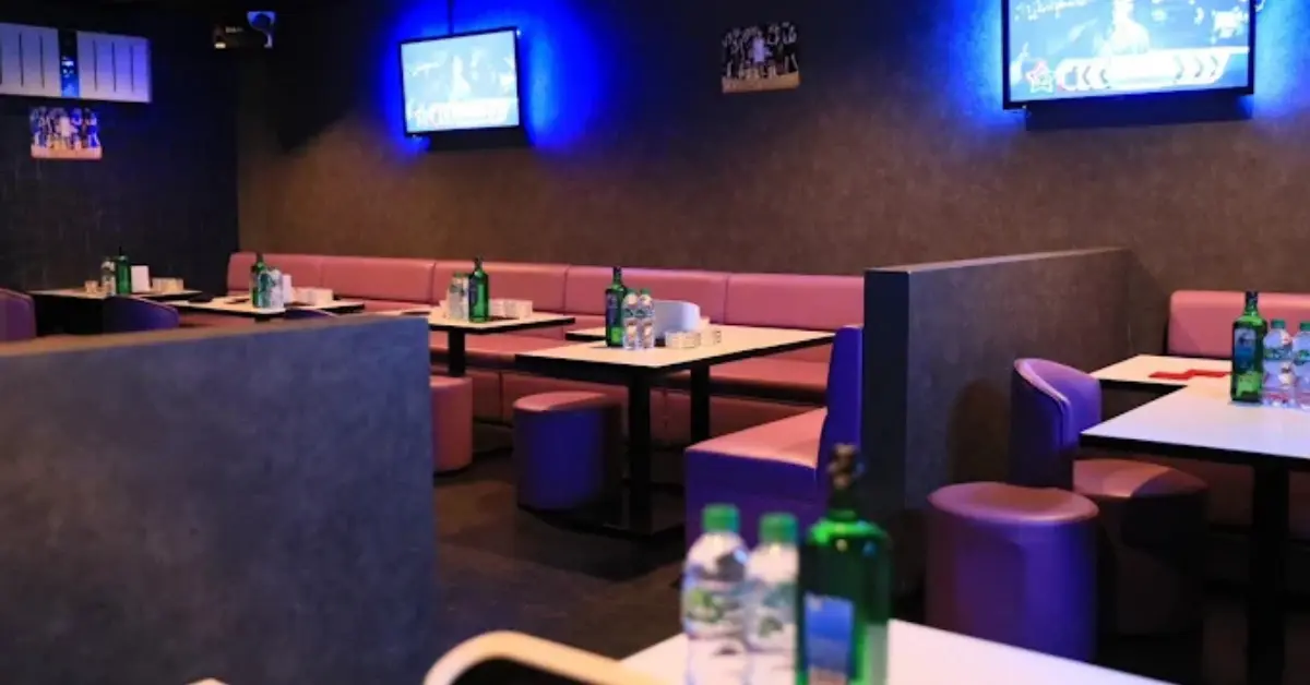 木更津アリーナのメインフロア 店内内装+テーブル側から撮影