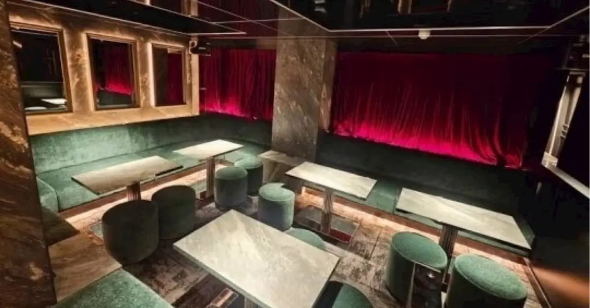 新橋ルチェスターラウンジ（Le CHESTER Lounge）のメインフロアを撮影した店内内装