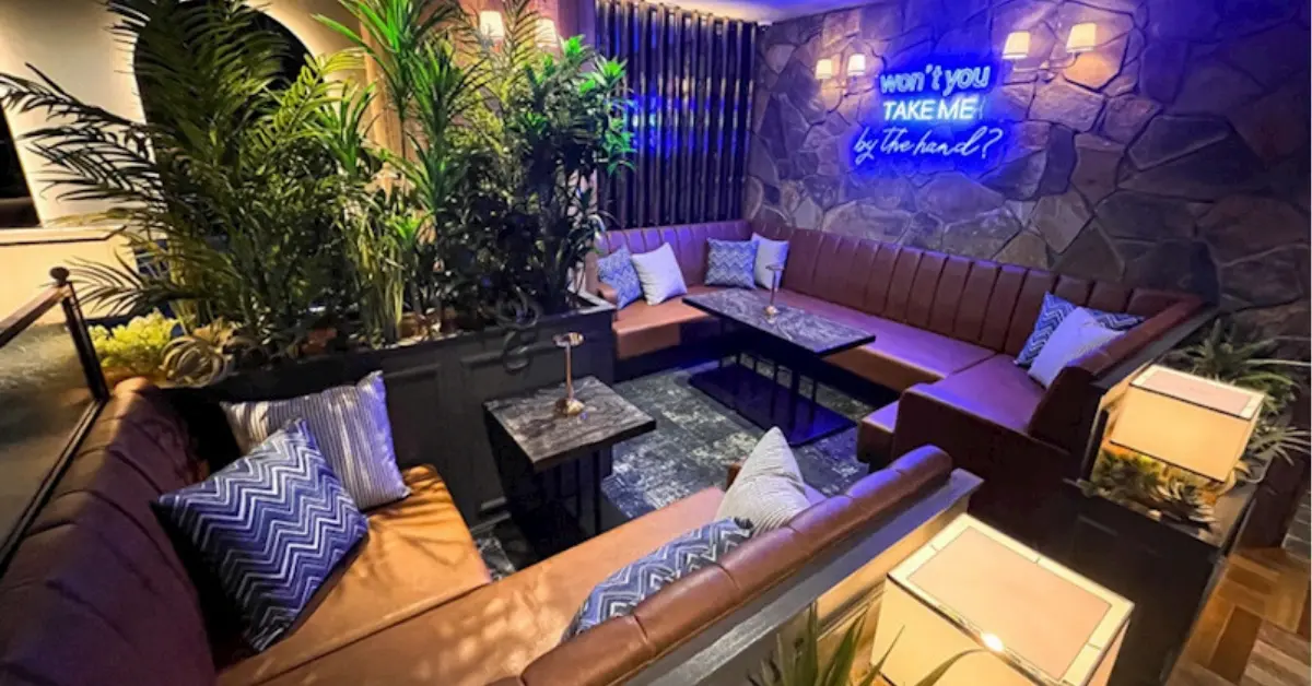 新橋サンセットラウンジェット（SUNSET LOUNGET SHINBASHI）のメインフロアを撮影した店内内装