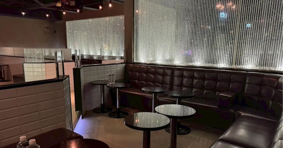 津田沼ビジュクジョ(CLUB 美熟女)のメインフロアをソファ側から撮影した店内内装