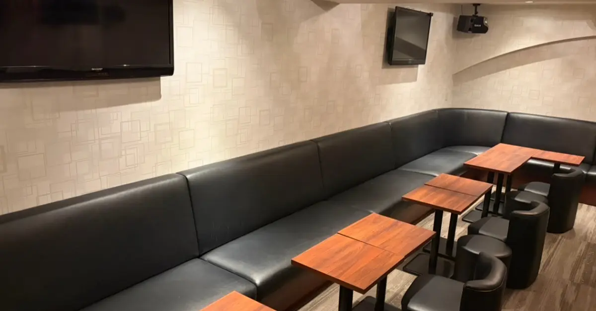 {銀座 レキシア(LEXCIA)}のメインフロアをテーブル側から撮影した店内内装