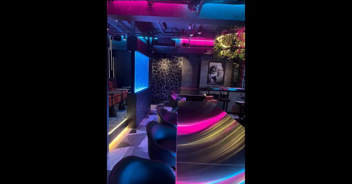 船橋ガーデン(garden)のメインフロアをソファ側から撮影した店内内装