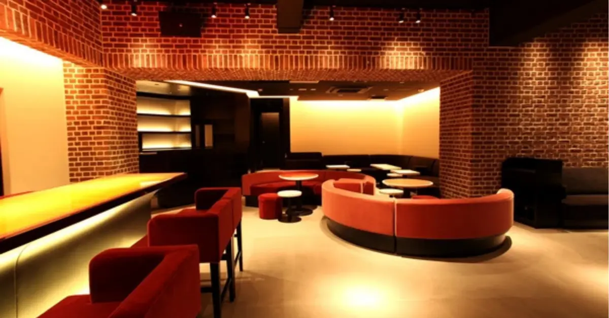 大宮レジェ(Night Cafe Leger)のメインフロアを通路側から撮影した店内内装