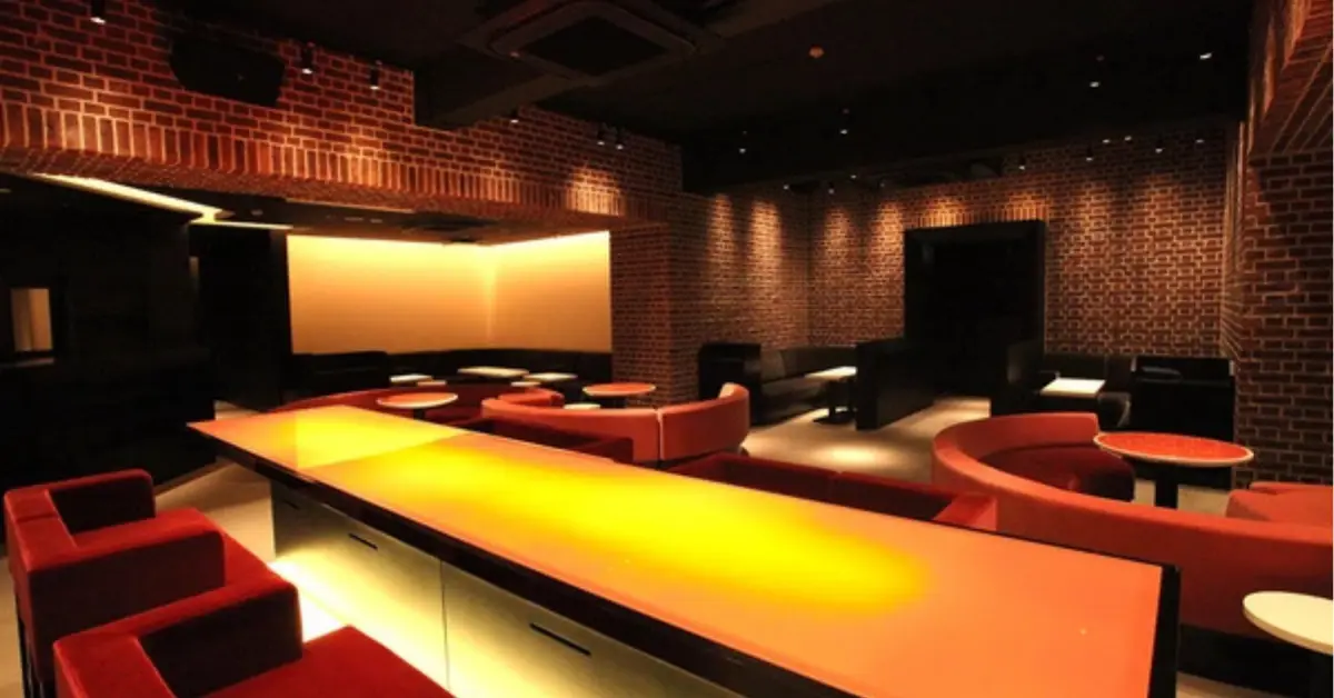 大宮レジェ(Night Cafe Leger)のメインフロアをカウンター側から撮影した店内内装