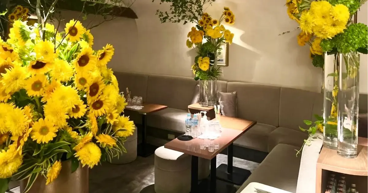 銀座アオキ(葵木)のメインフロアをソファ側から撮影した店内内装