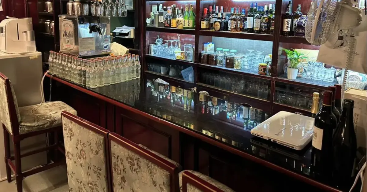 銀座アシダ(あし田)のカウンターを撮影した店内内装